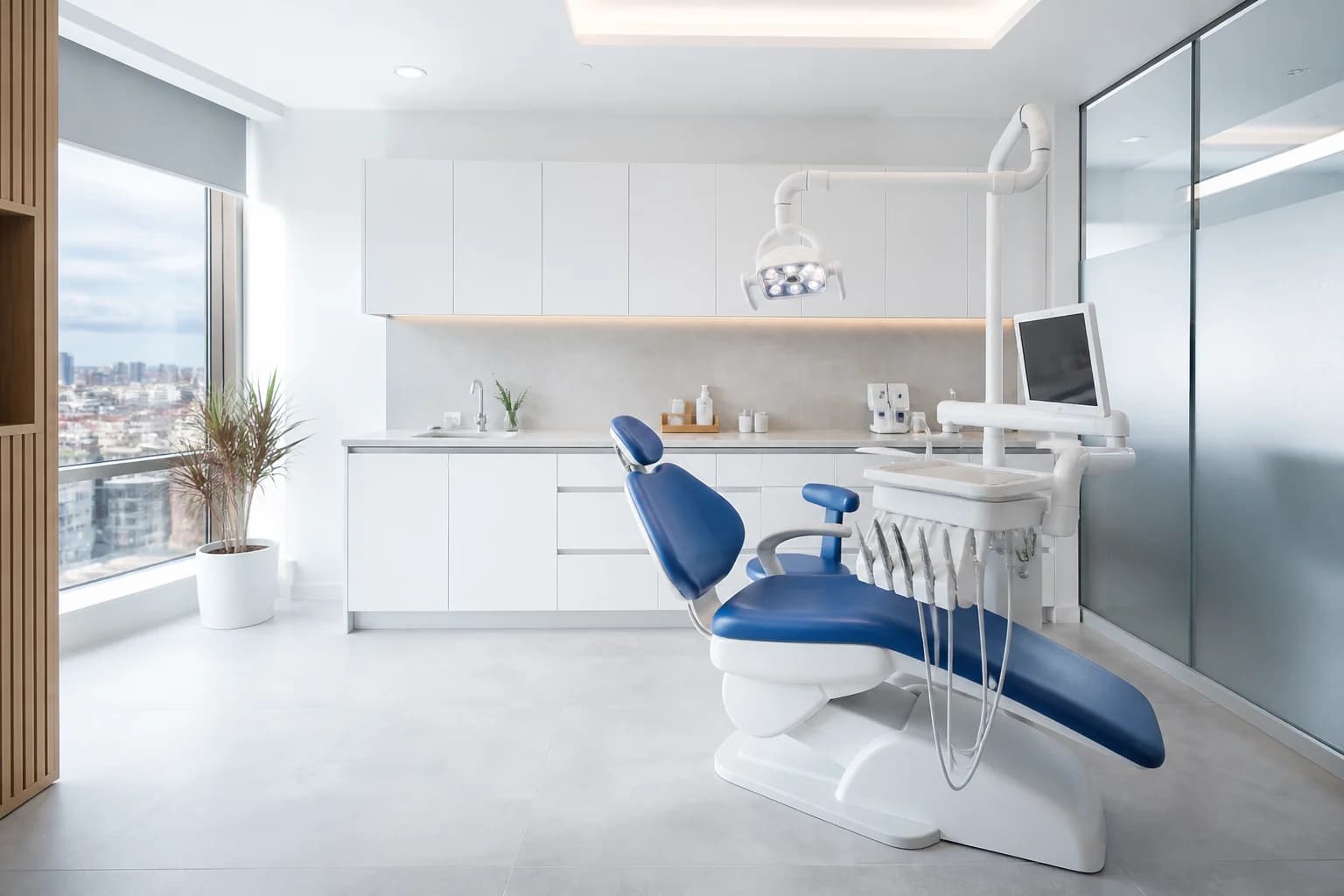 Mavi Ada kliniğinde modern ve aydınlık tedavi odası
